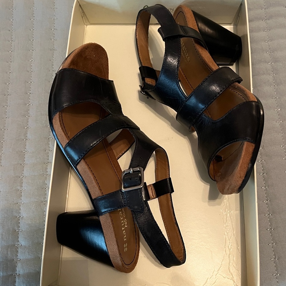 Naturalizer Engrid Black size 6 sandal. - Picture 5 of 11